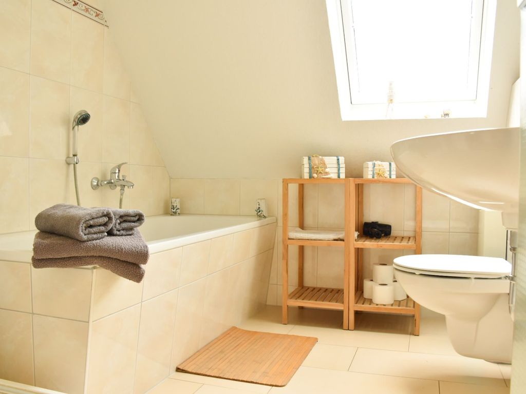Badezimmer mit Badewanne im 1. OG