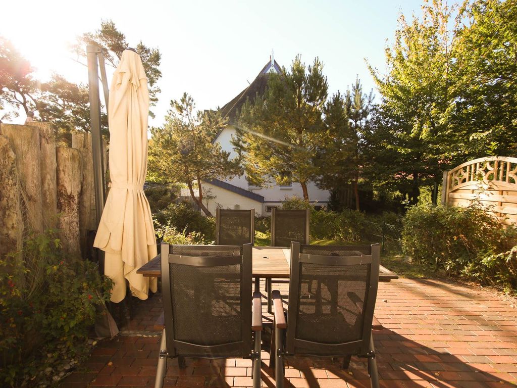 Terrasse mit Sonnenschirm und Sitzgelegenheiten