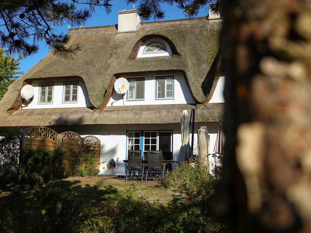 Blick aus dem Garten auf die Terrasse am Haus