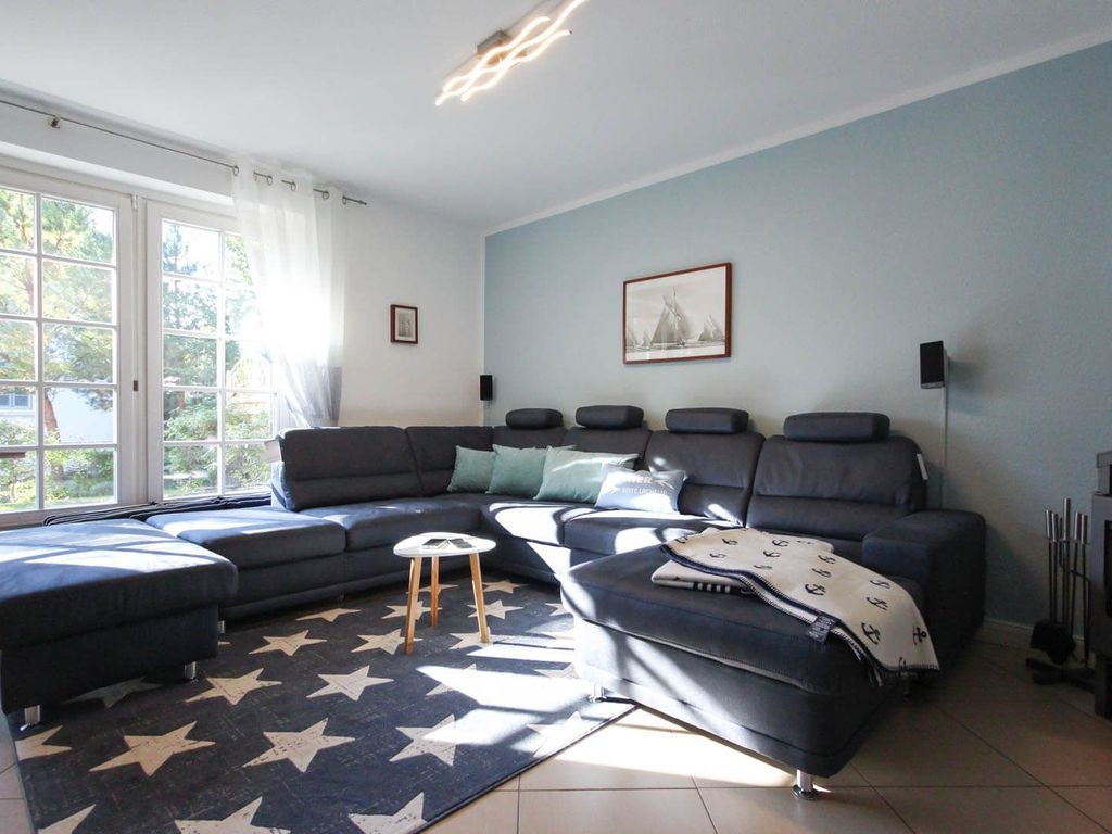 Wohnlandschaft im sonnigen Wohnzimmer