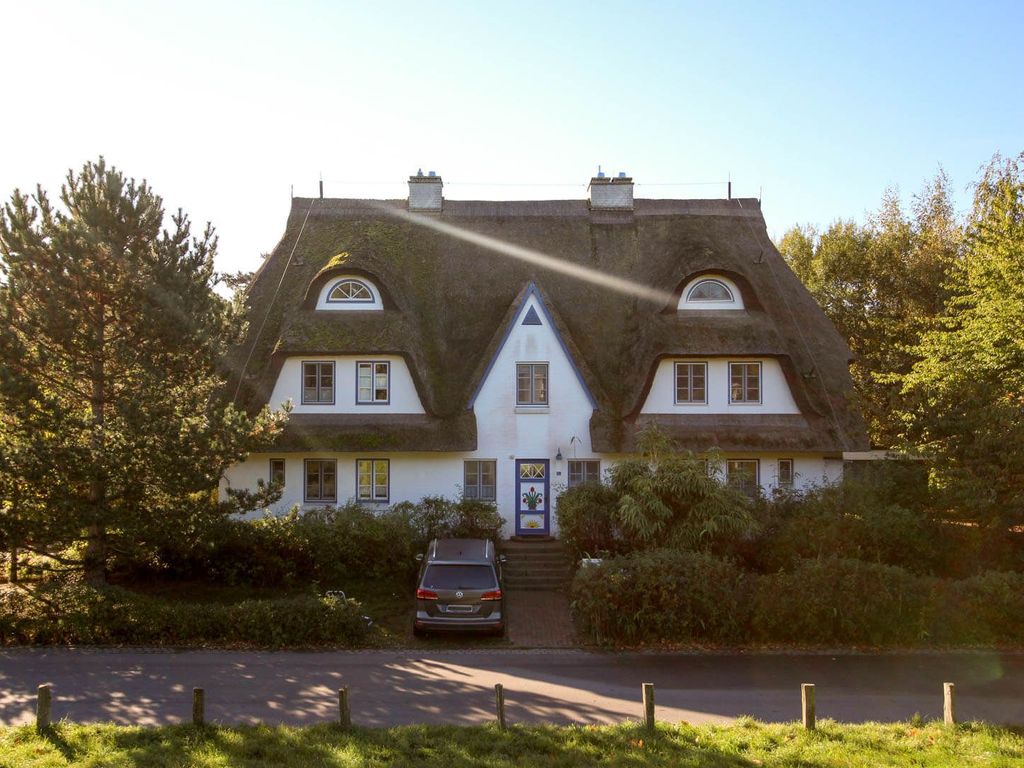 Parkplatz und Frontansicht vom Strandhaus