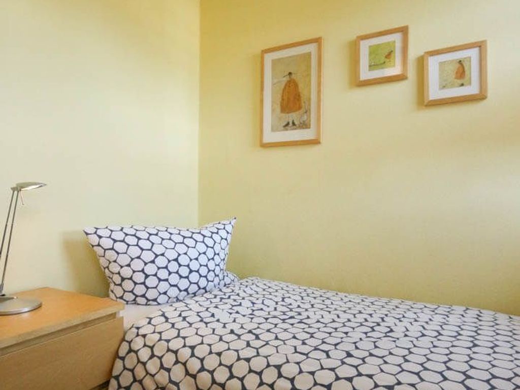 familienfreundliches Schlafzimmer mit Einzelbett