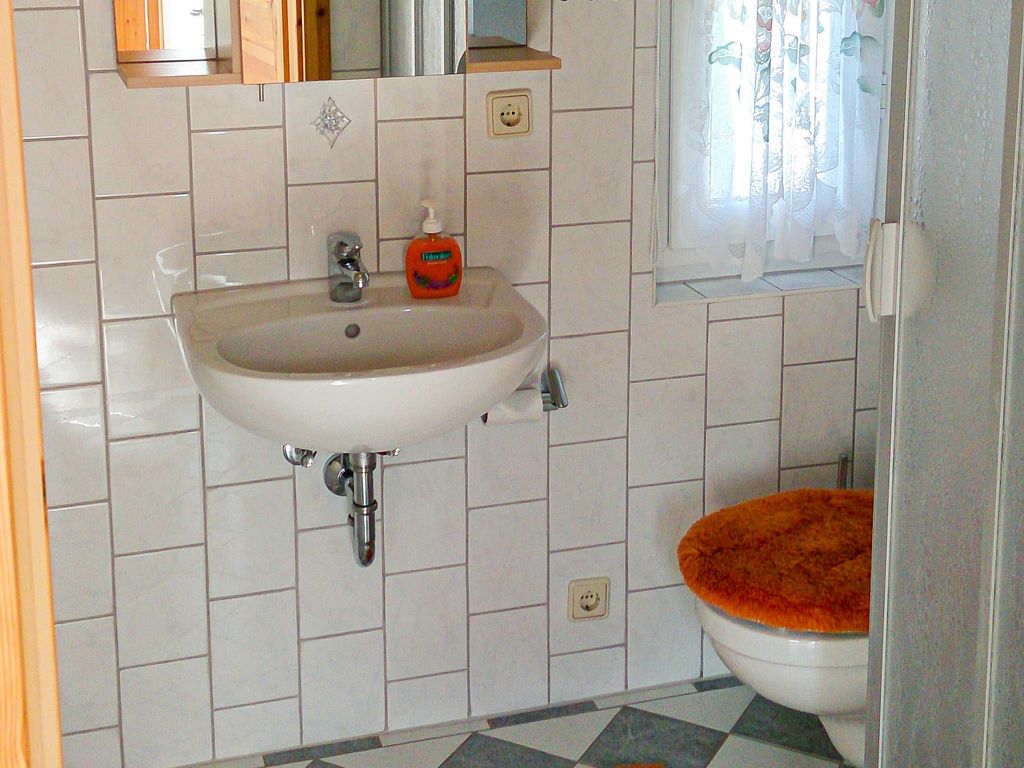 Bad mit Dusche und WC