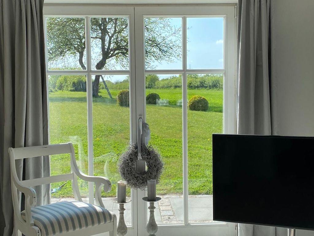 Blick aus dem Wohnbereich in den Garten
