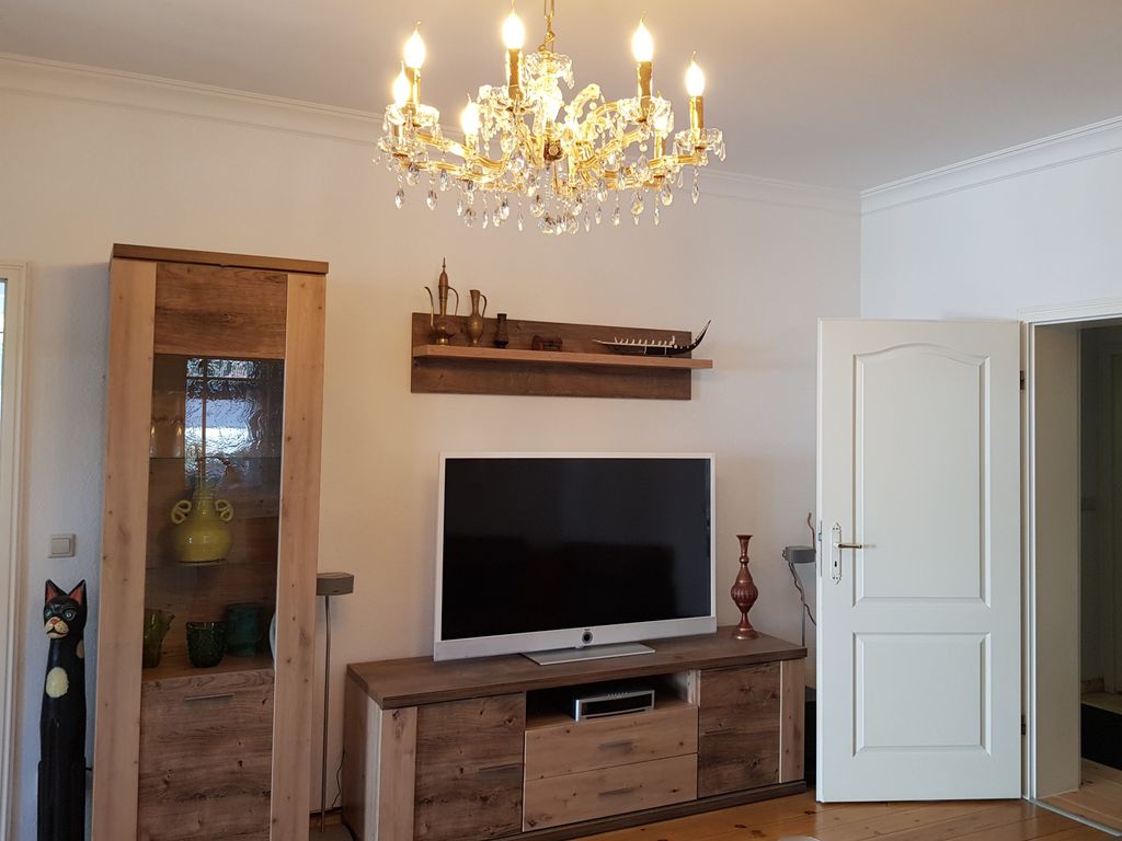 Wohnzimmer mit Wohnwand und Flatscreen-TV (Sat)