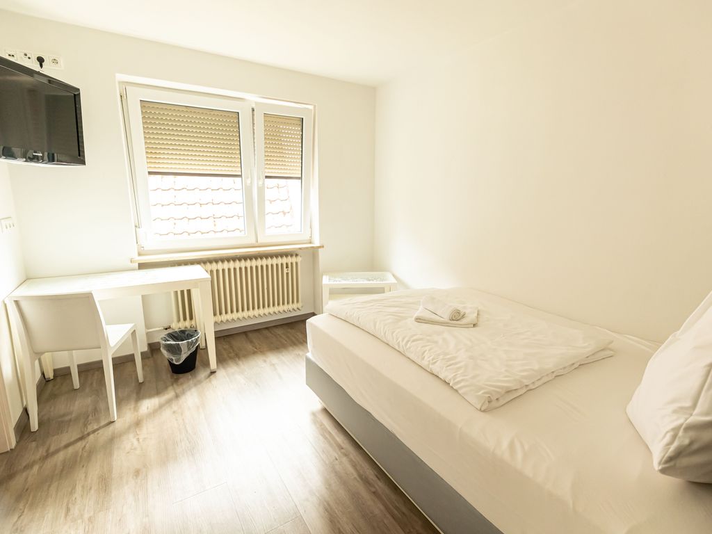 Einzelzimmer mit großem Bett
