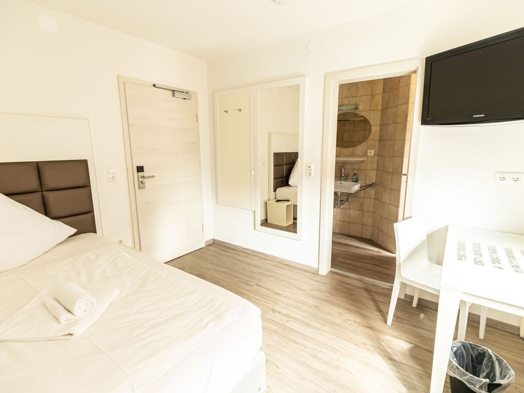 Einzelzimmer mit großem Bett