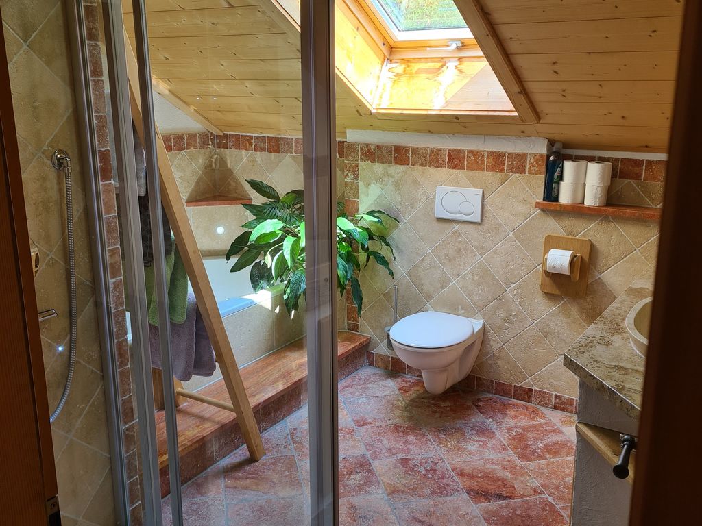 Bad mit Badewanne, Dusche und WC