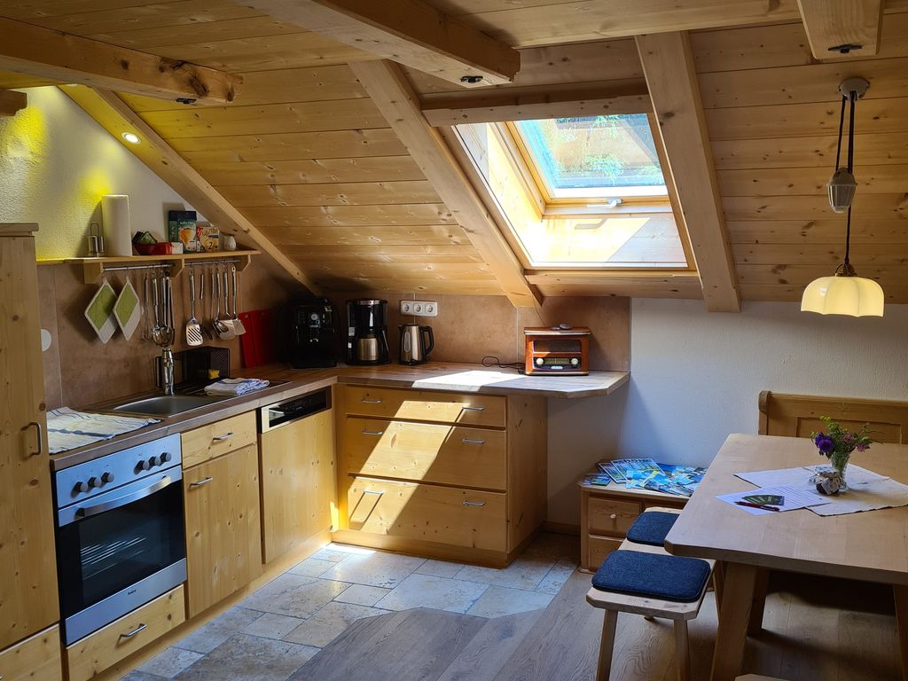 Küche mit Spülmaschine, Kühlschrank mit Gefrierfach, Kaffeevollautomat und Filtermaschine