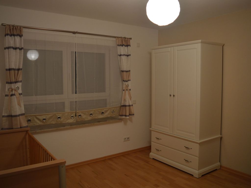 Schlafzimmer mit Kinderbett und französischem Bett