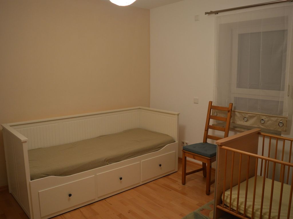 Schlafzimmer mit Kinderbett und französischem Bett