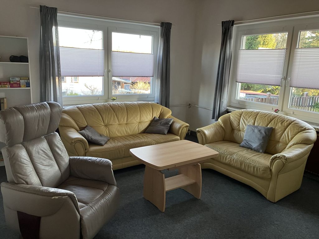 Wohnzimmer mit 2Sitz- und 3Sitz-Sofa sowie Sessel