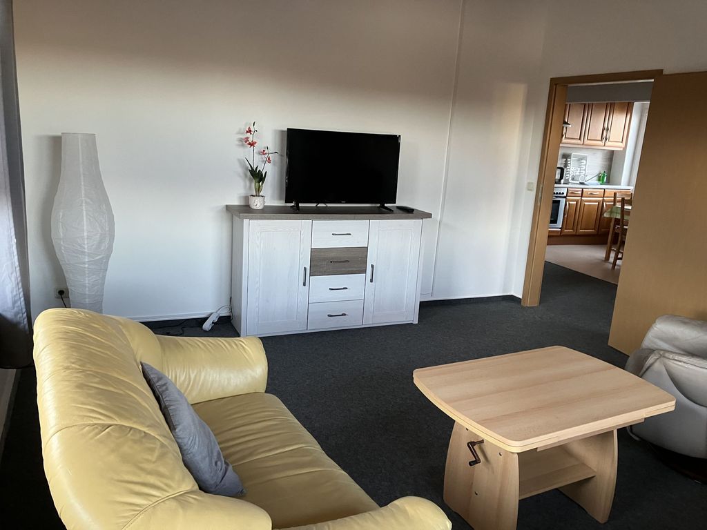 Wohnzimmer mit Blick zur Küche