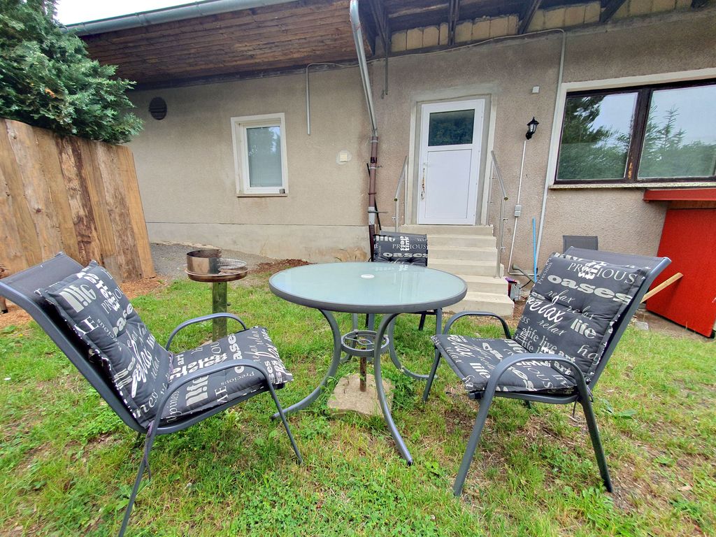 Außensitz mit Grill im Garten