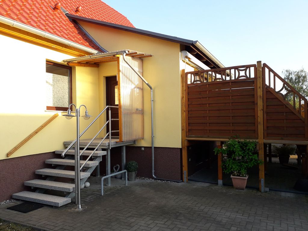 separater Eingang und Parkplatz der Ferienwohnung