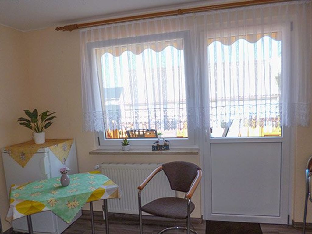 Veranda mit Zugang zur Terrasse und Eingang zur Ferienwohnung