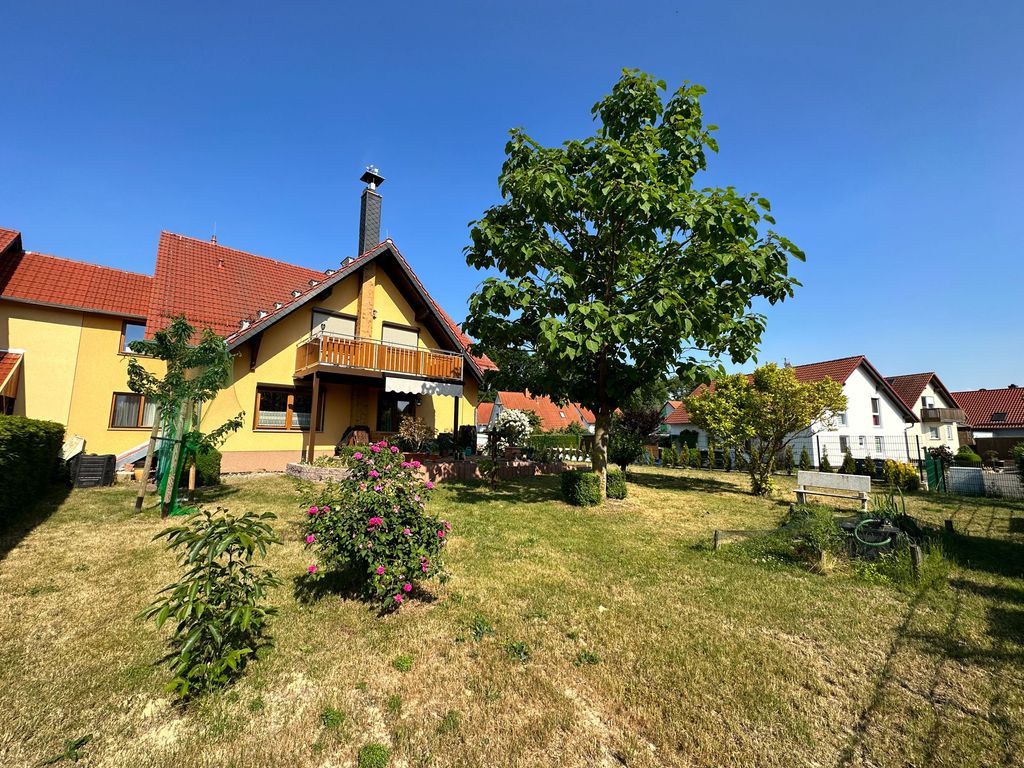 Blick vom Garten auf das Haus