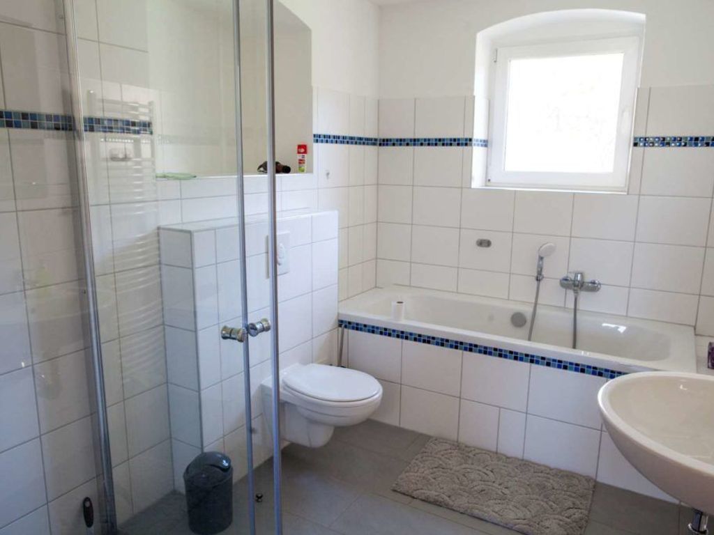 Bad mit Badewanne und Dusche