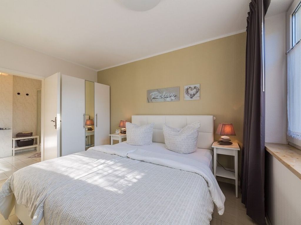 Ferienwohnung in Zingst mit Schlafzimmer und angrenzendem Bad