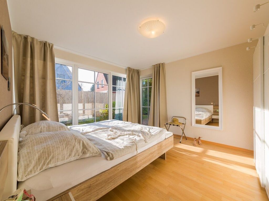 komfortables Schlafzimmer in der Ferienwohnung am Strand