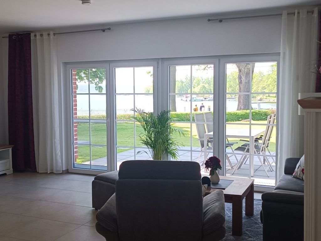Blick auf die Terrasse und den See