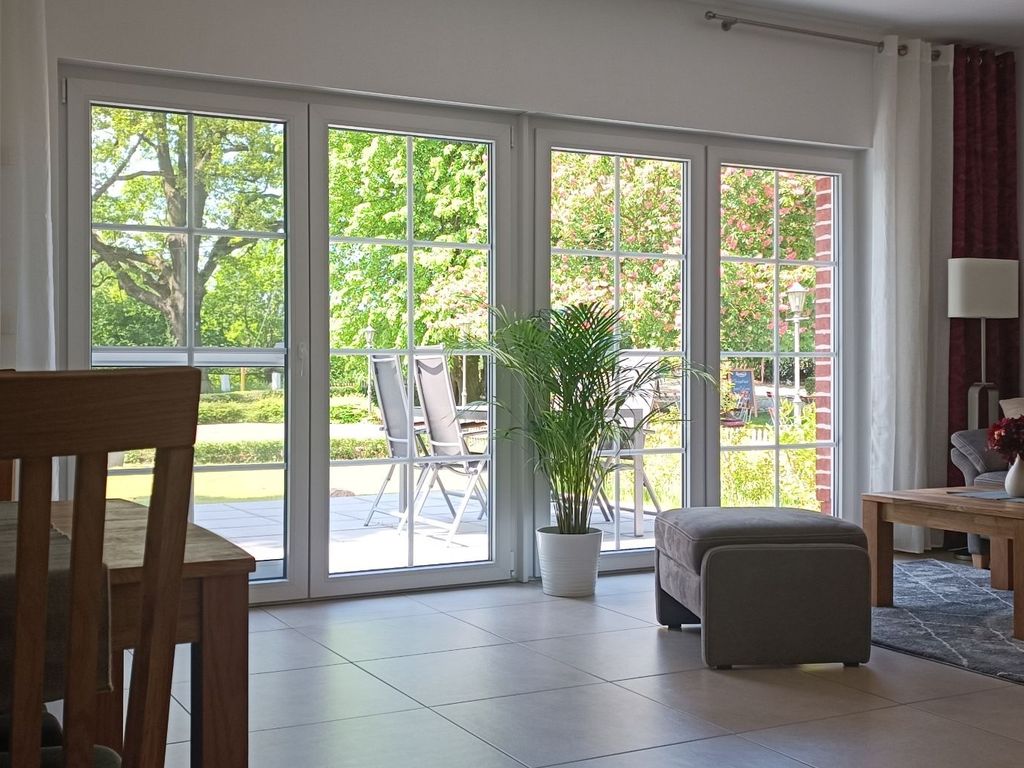 Die helle Fensterfront - Blick auf die Terrasse und in den Garten