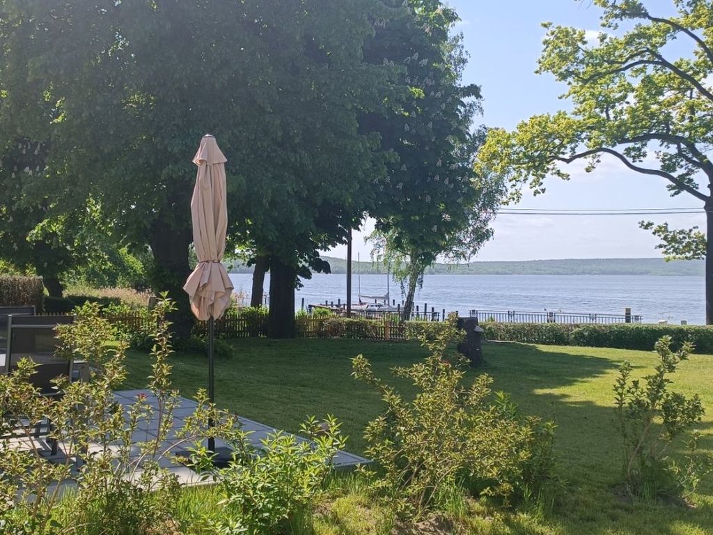 Die Terrassen vor den Ferienwohnungen mit Blick auf den Schwielowsee