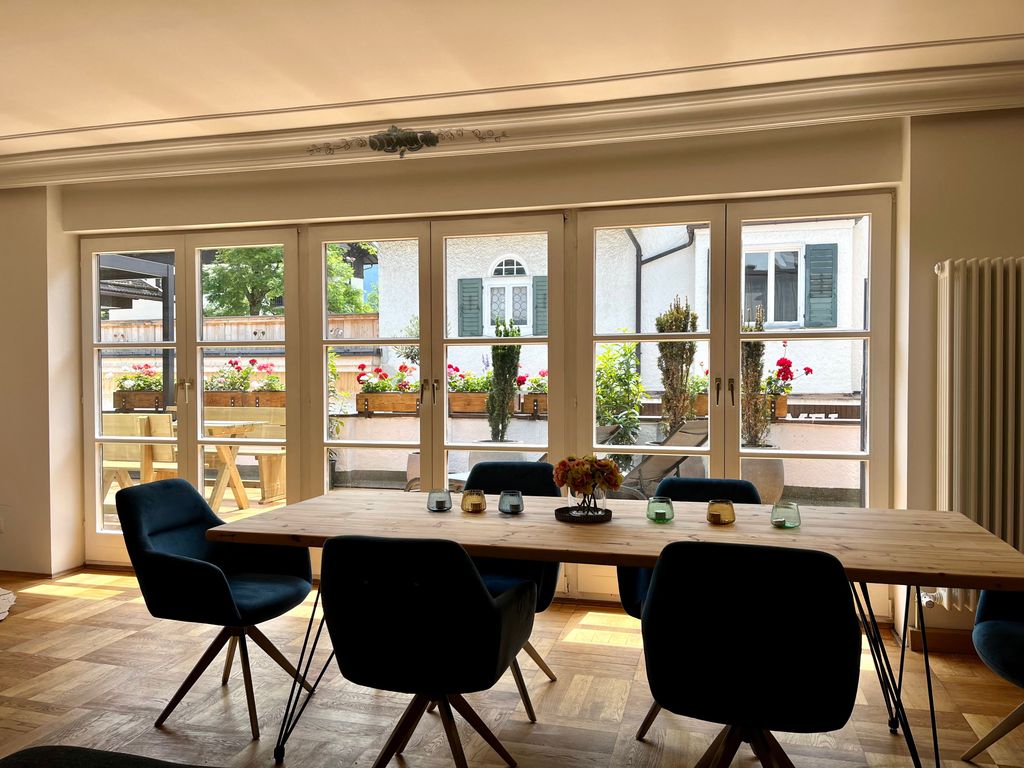 großzügiger Essbereich mit Zugang zur Terrasse
