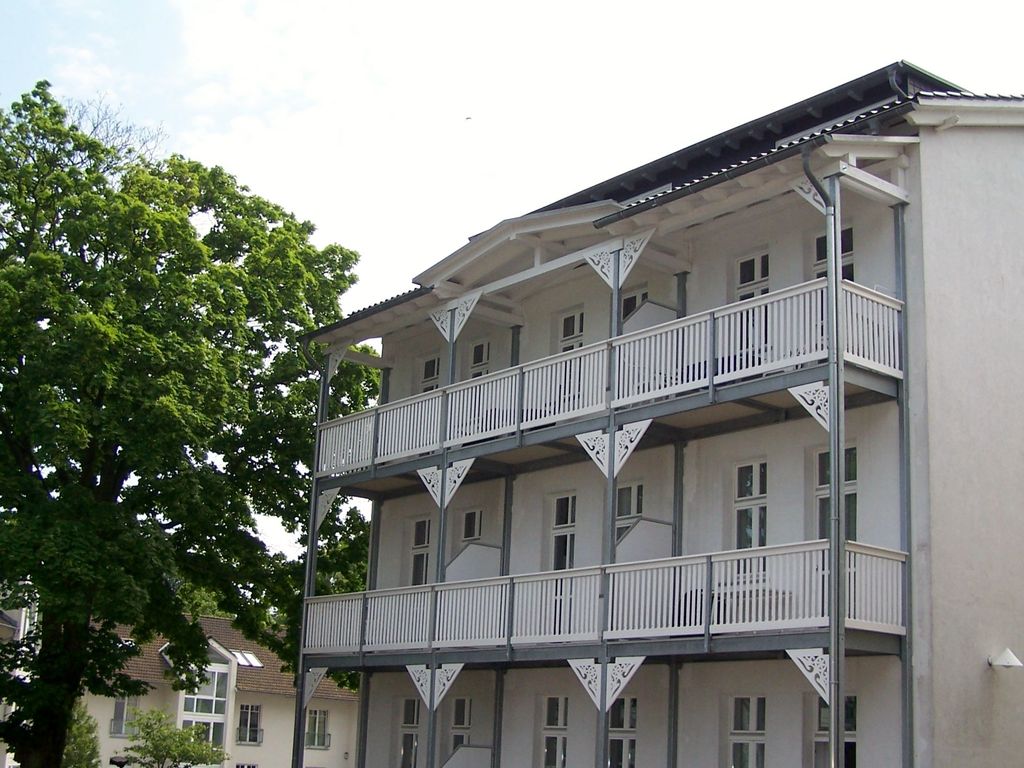 Blick vom Parkplatz zum Balkon