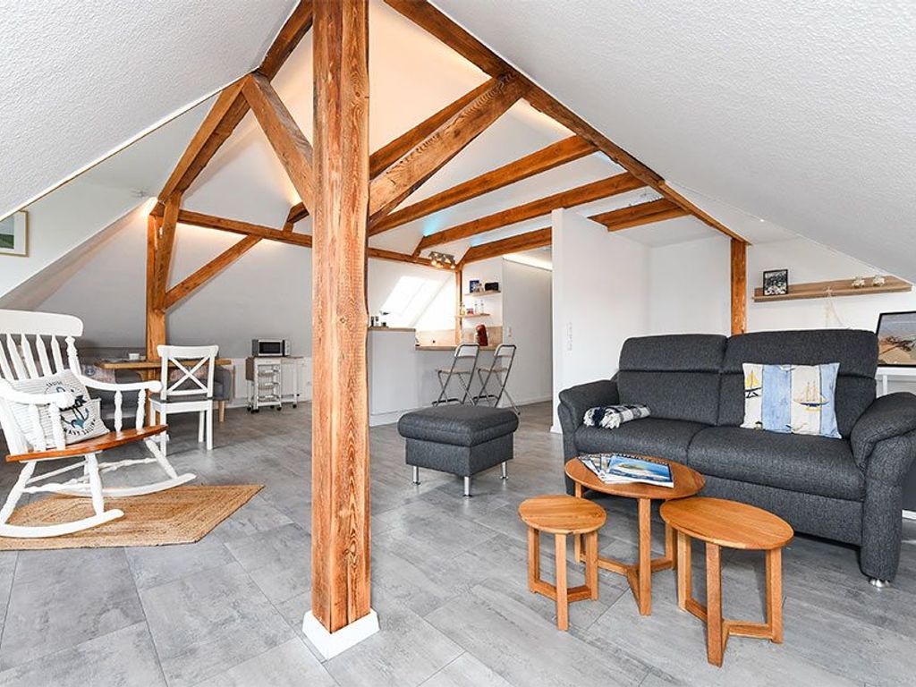 Wohnzimmer mit integriertem Küchenbereich