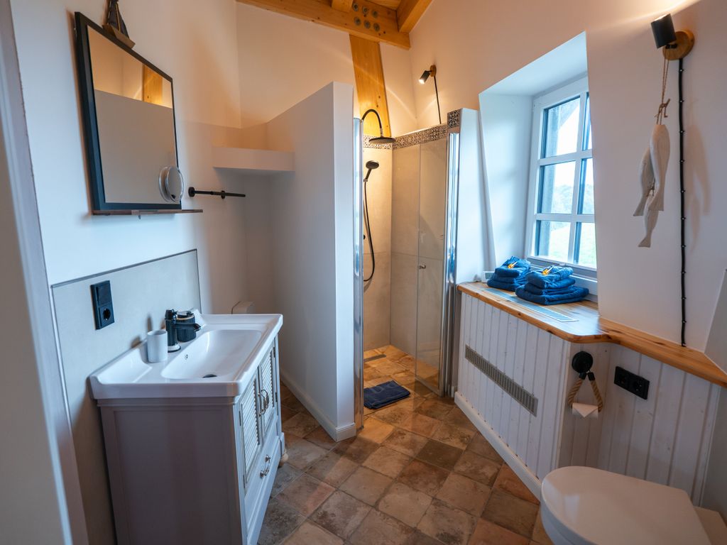 Badezimmer zu Schlafzimmer 1