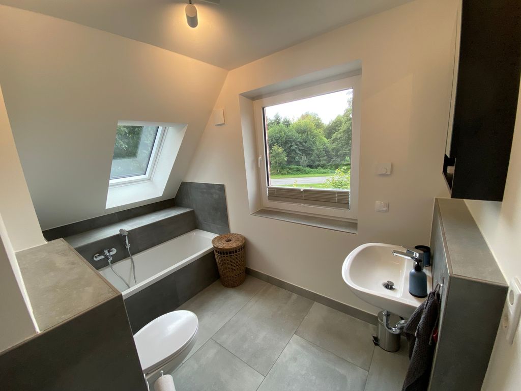 Das Badezimmer im Obergeschoss