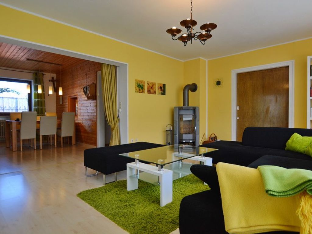 Wohnzimmer mit Holzofen und Blick zum Essbereich