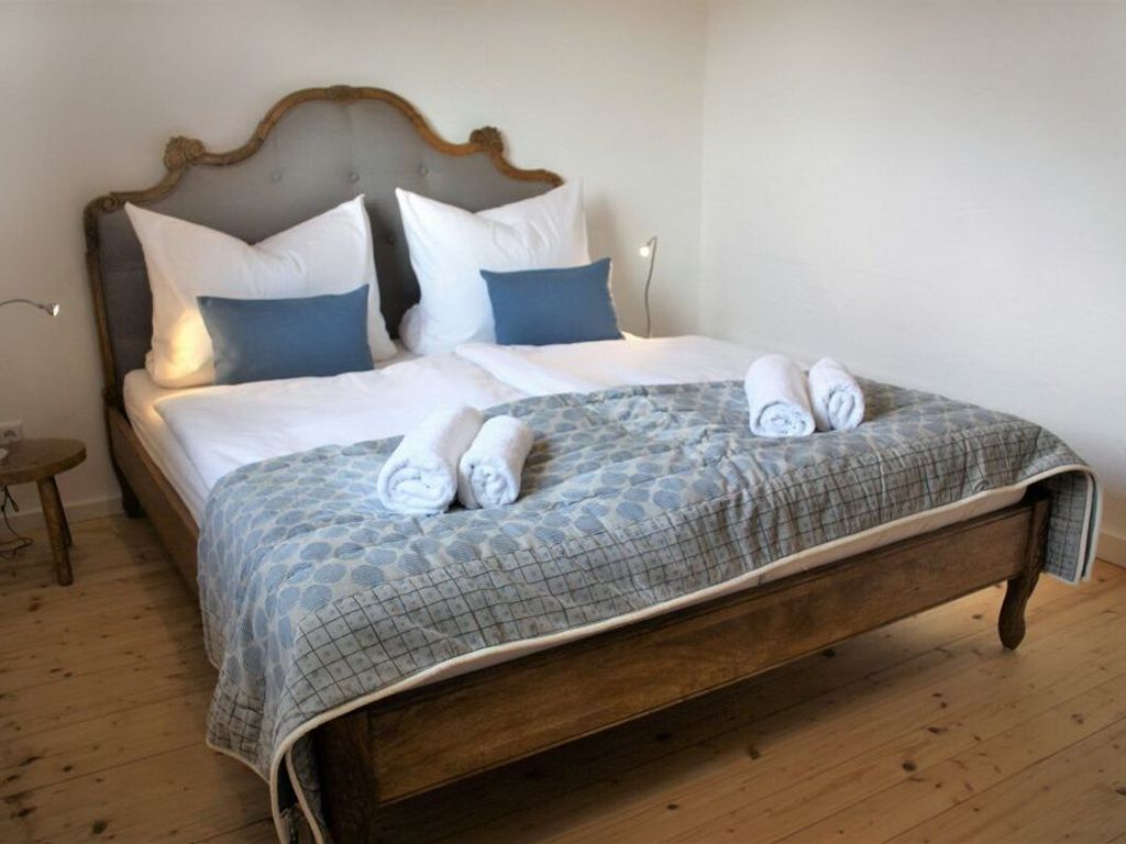 Schlafzimmer mit Zugang zum kleinen Badezimmer