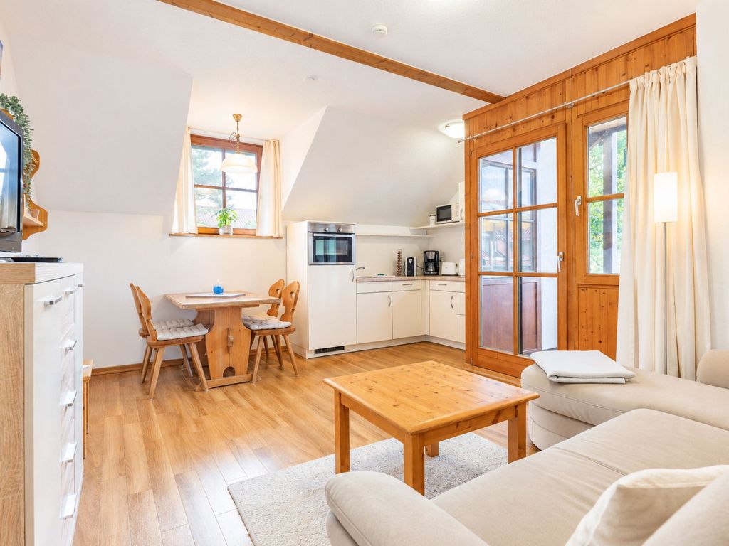 Offenes Wohnzimmer mit Küche und Essbereich