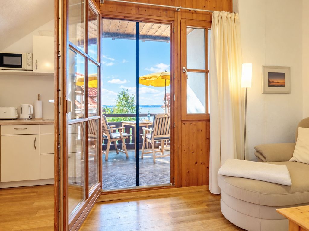 Wohnbereich mit offener Küche und Blick zum Balkon