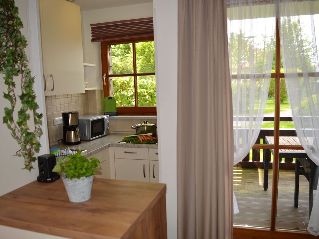 Küche mit Blick zum Balkon