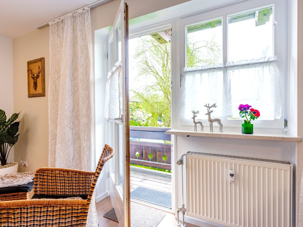 Wohnbereich mit Blick zum Balkon