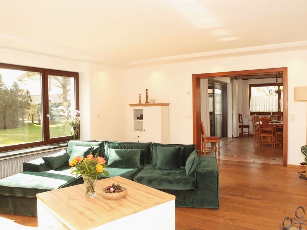 Wohnbereich mit Blick ins Esszimmer