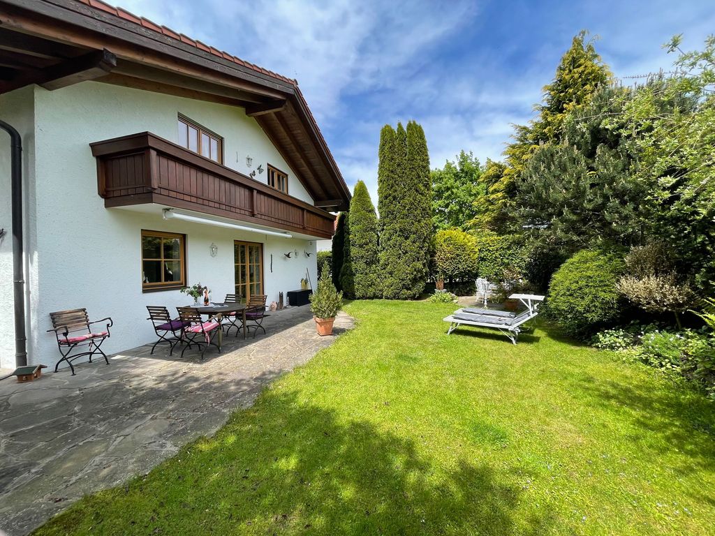 Hausansicht mit Garten