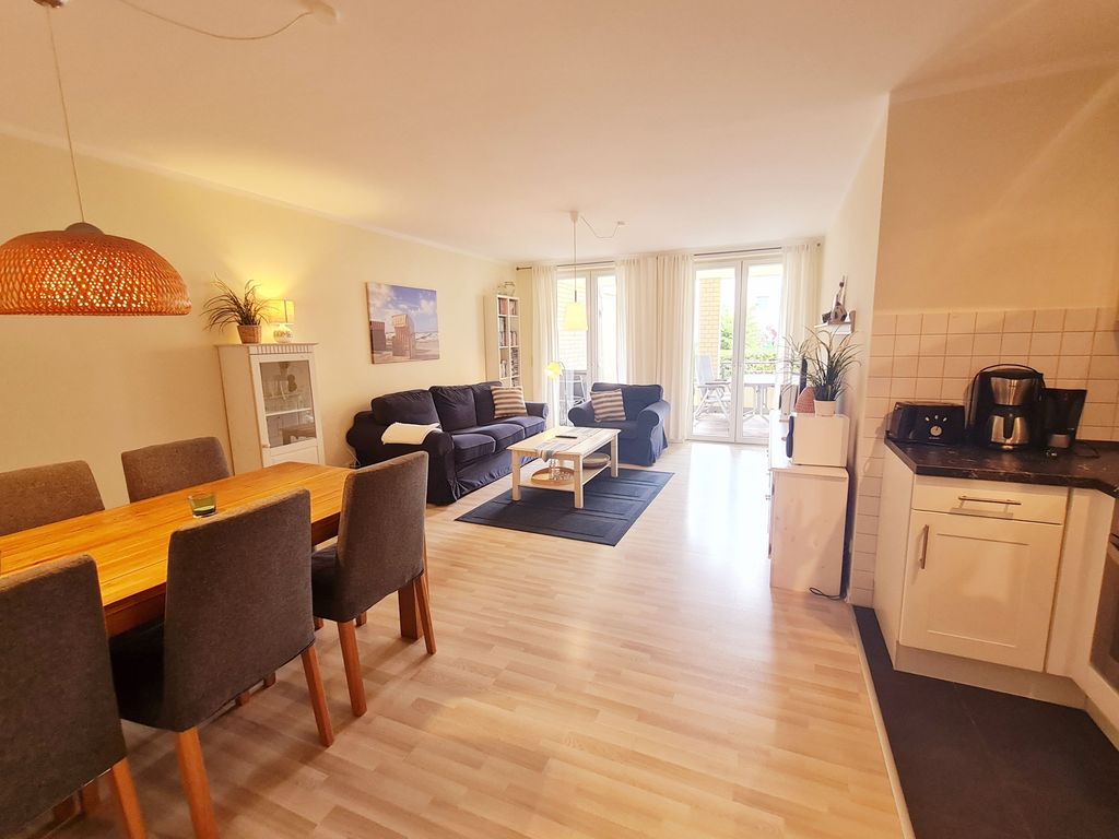 Wohnzimmer mit Essbereich und offener Küche
