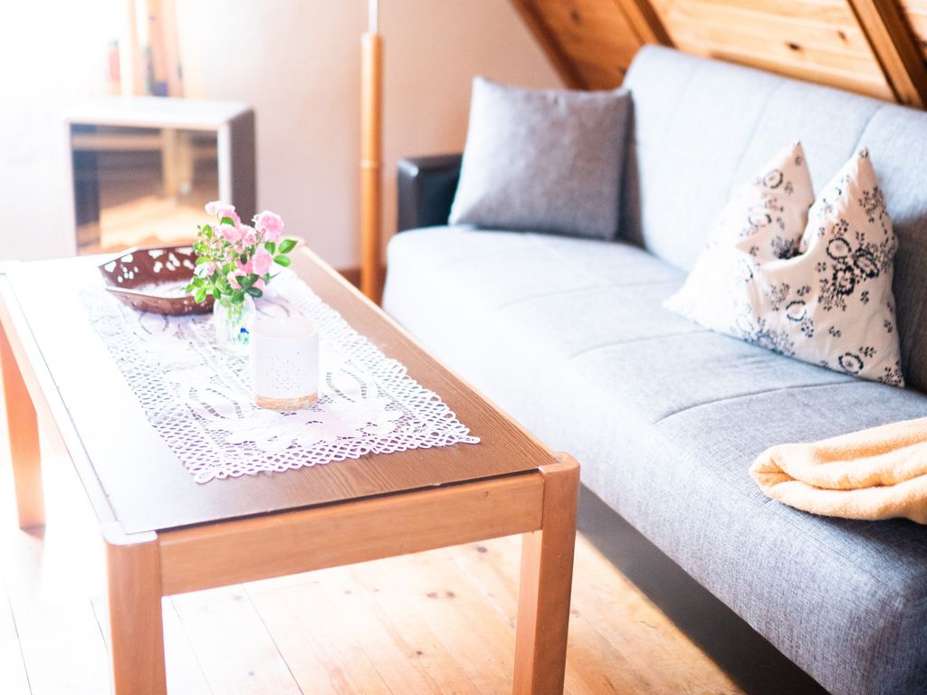 Der Wohnbereich im Dachgeschoss mit Schlafcouch