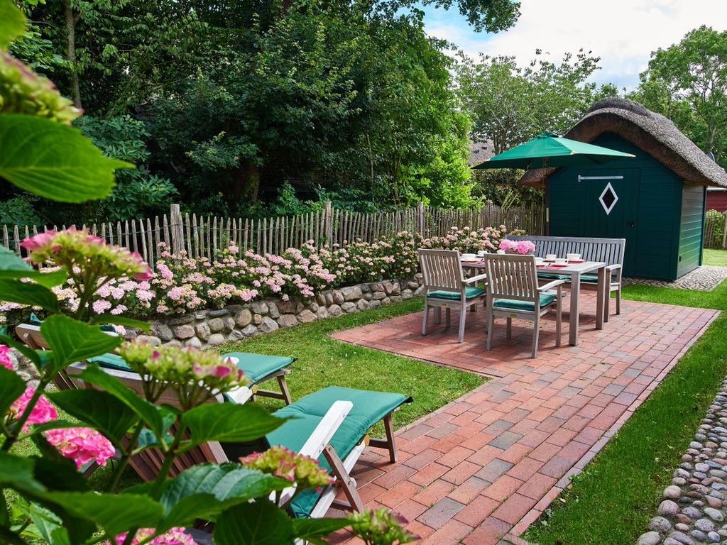 Sichtgeschützte Terasse mit Gartenmöbel