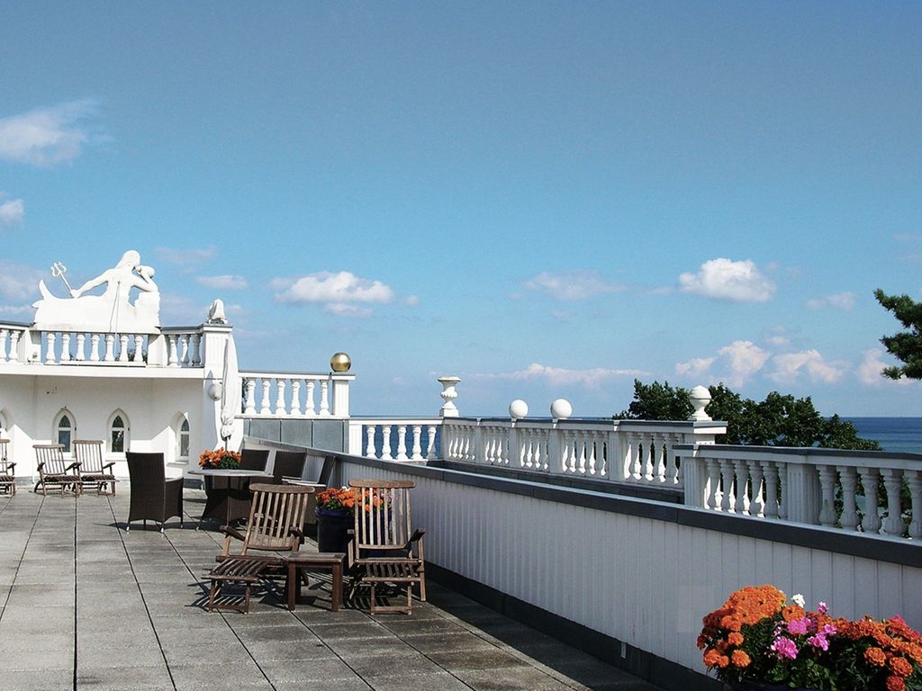 Villa Sirene Binz – gemeinschaftliche Dachterrasse mit weißer Balustrade und Blick auf die Ostsee