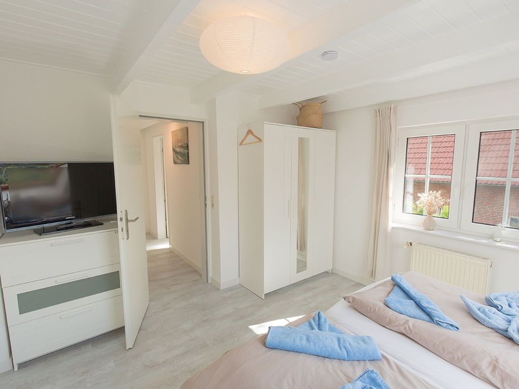 Viel Platz im Schlafzimmer ein und ein TV