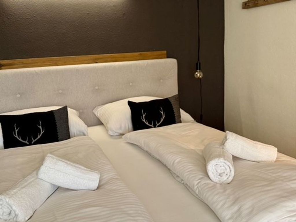 Schlafzimmer mit Boxspringbett
