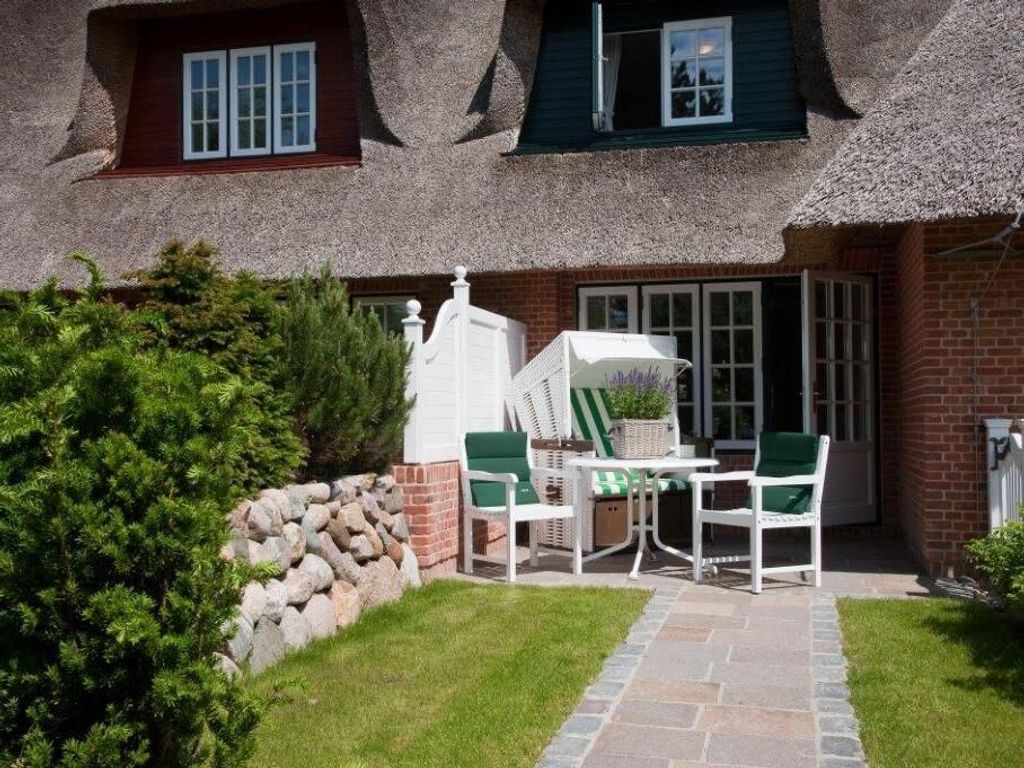 Geschützte Terrasse mit Strandkorb