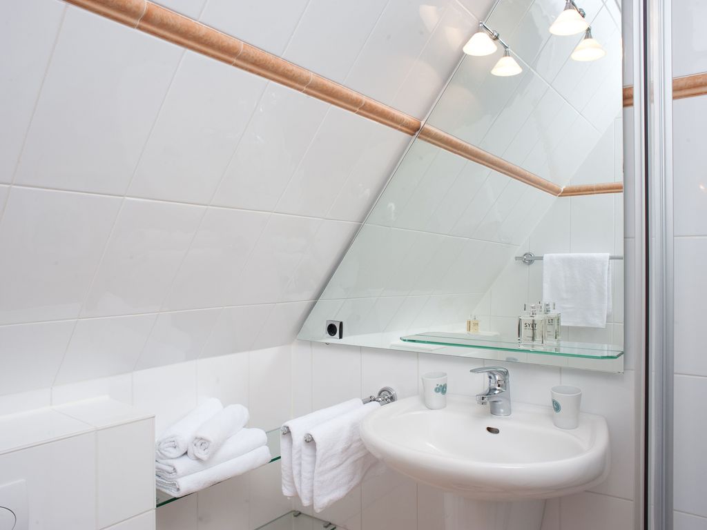Modernes kleines Duschbad