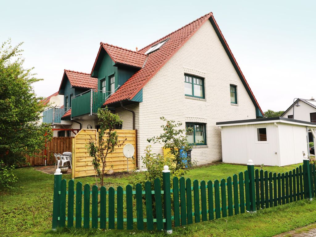 Ansicht des Hauses mit Garten und Carport