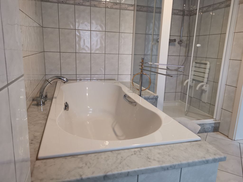 Bad mit Badewanne/Dusche/WC